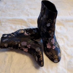 Like New! Multi color heel boots are a steal!